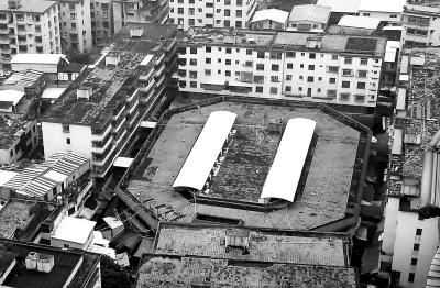 第一市场（圆圈处）坐落于居民区内，环境拥挤。