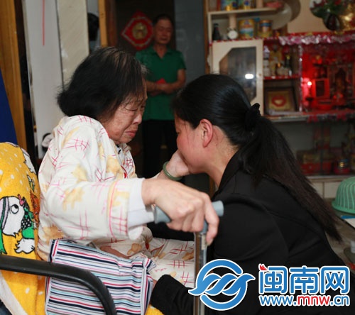 母女相见,相对流泪