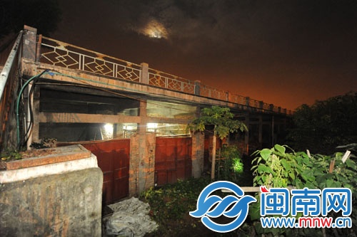 私宰点藏身防洪堤下的店面