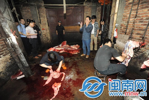执法人员到现场时，私宰点的工人正在切割牛肉