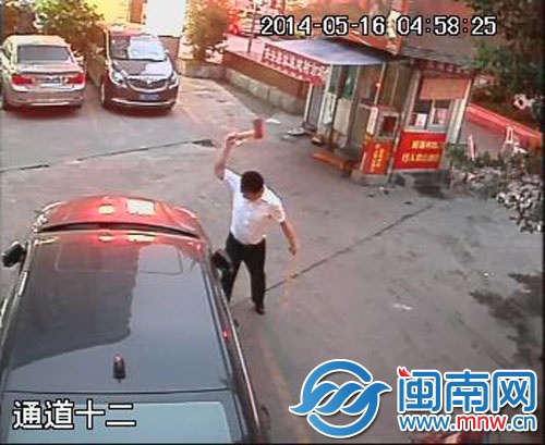 男子持斧子砍向停车场内停放的车辆