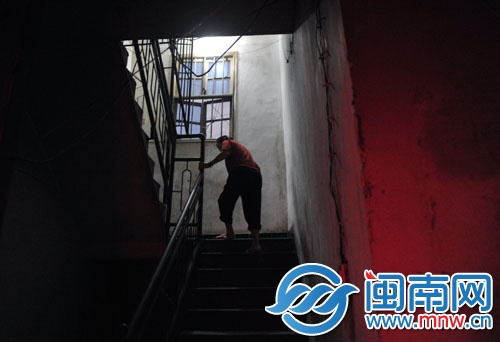 吴阿婆匆匆跑上楼,又回来提醒记者不要写她的名字