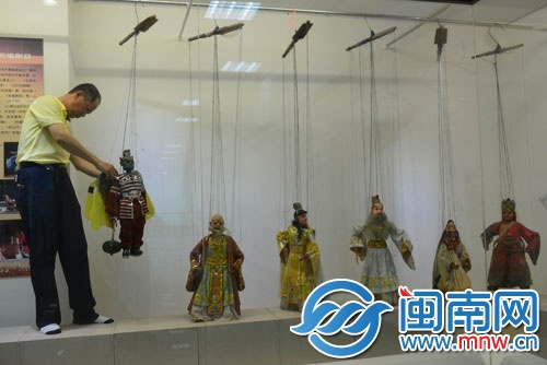 闽台缘博物馆的工作人员正在橱窗内布展
