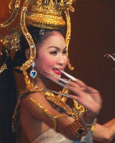 最美人妖皇后卡桑娜中国隆胸 魔鬼身材摆妩媚pose(图)