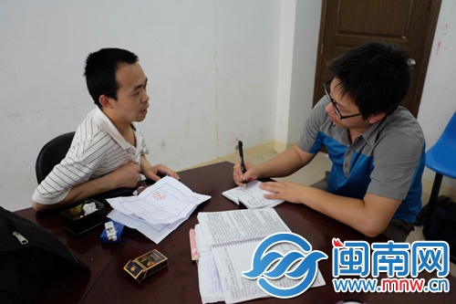 小王向记者讲述自己陷传销经历