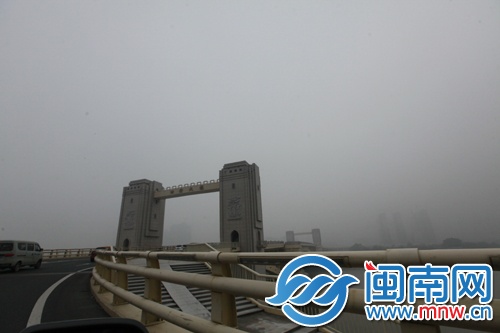 昨日上午8时许,从田安大桥上望向桥南岸,建筑物被