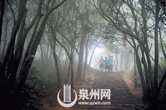 大雾萦绕泉州清源山 天湖幻化天鹅湖(图)