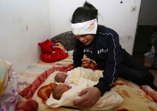 林美芳含着泪水，小心翼翼地抱起孩子