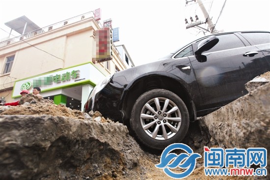 车轮陷进坑里,动弹不得