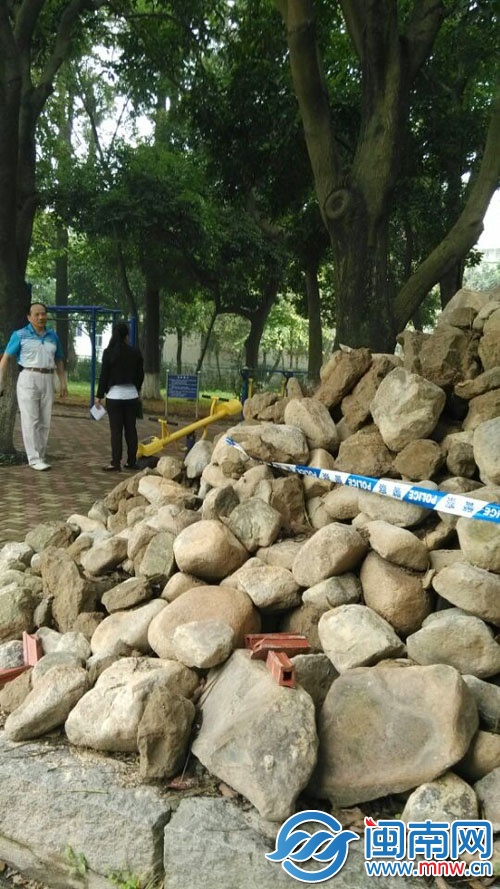 释雅山公园的鹅卵石垒很高，留下安全隐患