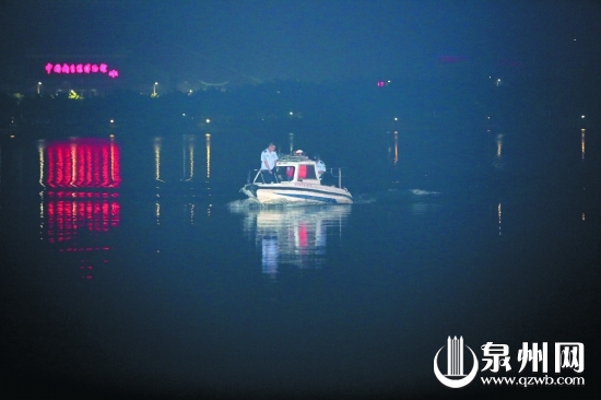 营救人员在湖面上寻找男子