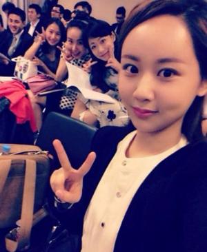 杨紫微博晒北影14届2班毕业答辩照片 台下合影美女同学云集