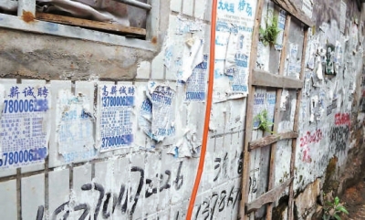 在第一市场东北角一小巷内，墙上密密麻麻都是“牛皮