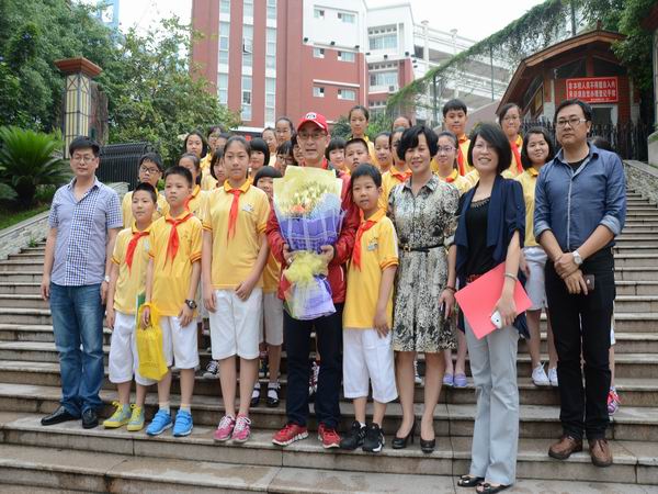 西游记美猴王六小龄童现身晋江 为小学生讲座