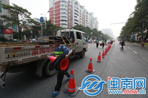 交警在掉头区设置反光锥