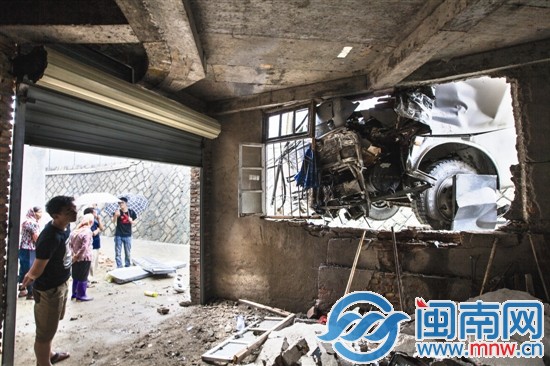 大巴冲下桥后，顶在桥下民房窗户上