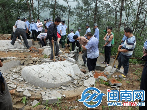 拆违现场,大多墓形呈龟状