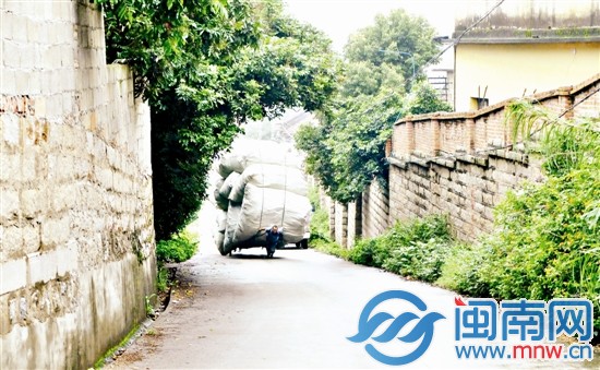 妻子在后面推,但常有路过的人帮上一把