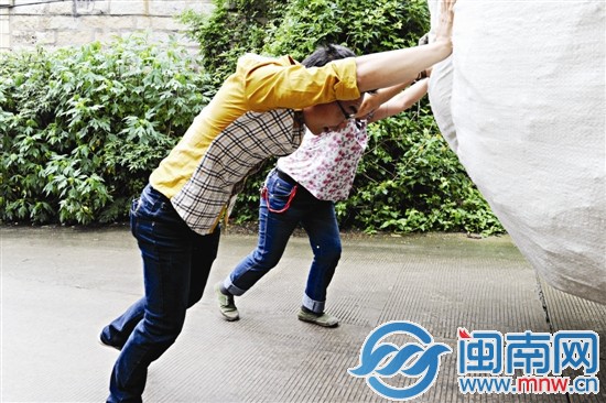 看到巨型板车,小伙当即下车帮忙推