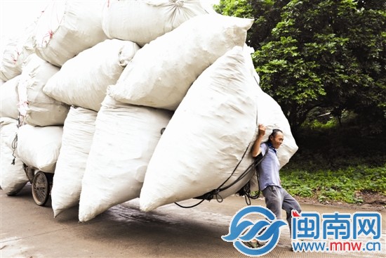 上坡难,下坡也难,人得顶着车上的物品