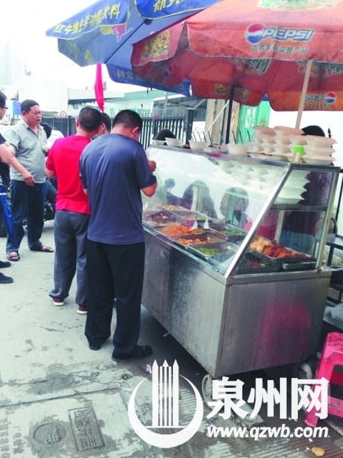 学校周边常有售卖快餐的摊位