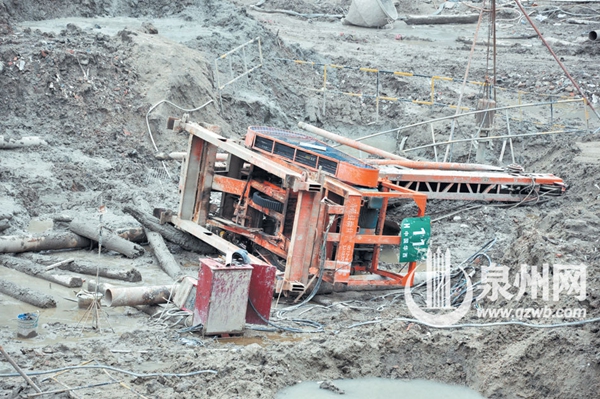 事发工地有一台打桩机倒下