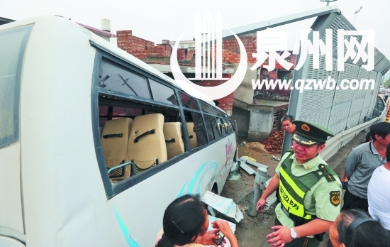 事发后，乘客从车窗逃生
