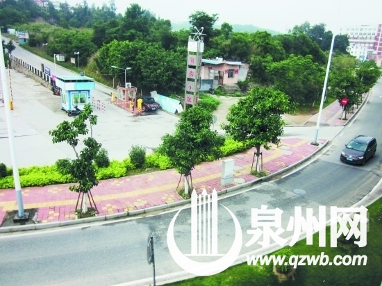 宝秀小区居民出行只能通过门口这条水泥路绕道