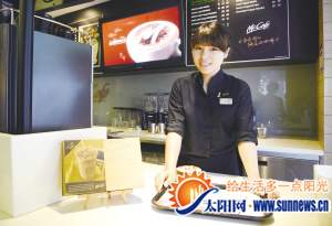 大二女生兼职麦当劳打工成咖啡师 获咖啡拉花