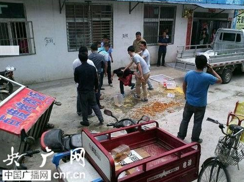 河南信阳城管按女摊贩头殴打事件:涉事人被责令道歉