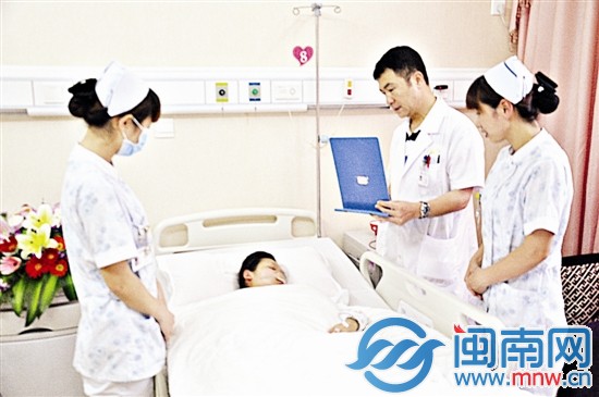 唐龙主任查看小梅的情况