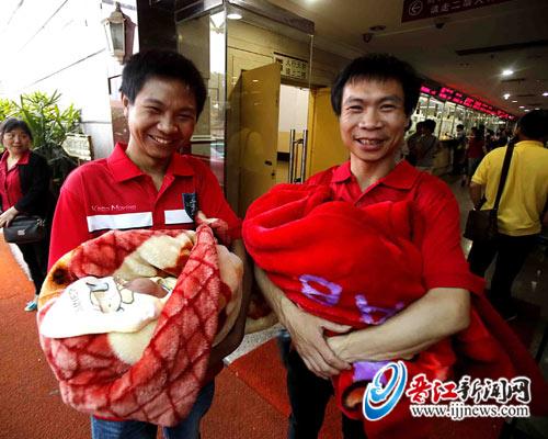 检查完毕后,双胞胎的父亲和伯父露出了开心的笑容。