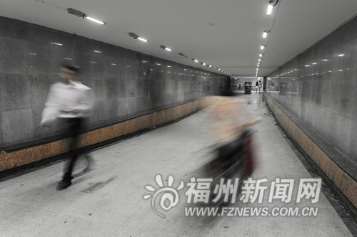 行人遇到强降雨时，尽量不要继续赶路，并尽快到地势