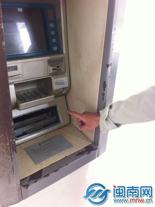出钞口挡板被撬坏