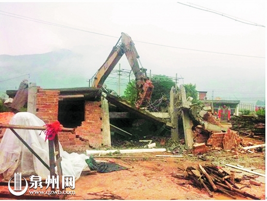 群众自发拆除驷岭村新楼角落观音厅