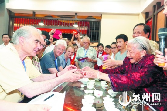 百岁老人陈省亲手泡茶