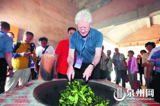 国外专家学者体验传统制茶工艺