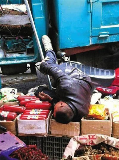 方九书被子弹击中后从驾驶座掉到干货摊上。