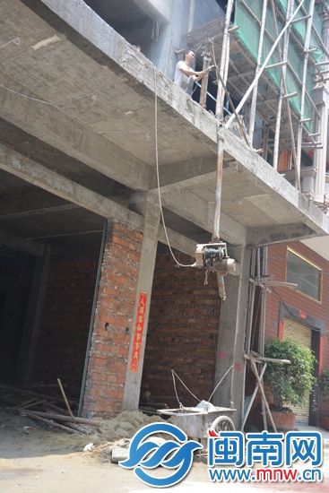 上楼时吊机弯曲移位 晋江陈埭5旬男子二楼坠亡