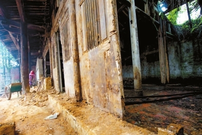 当铺破旧不堪。