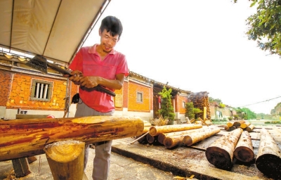 工人正在加工修缮所需的木料。