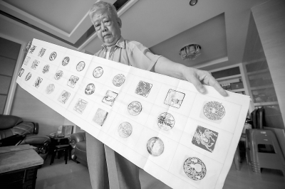 杨坚水展示准备捐赠的作品。