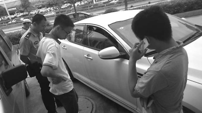 双方在给新车“验伤”。