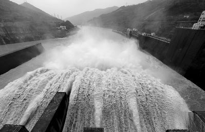 位于闽清县境内的水口水电站开闸泄洪