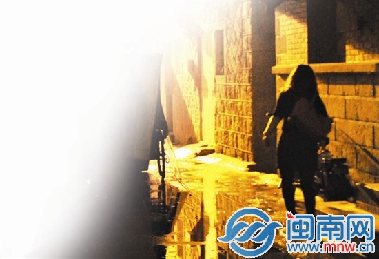 文大姐深夜循着小巷寻找受伤的阿婆