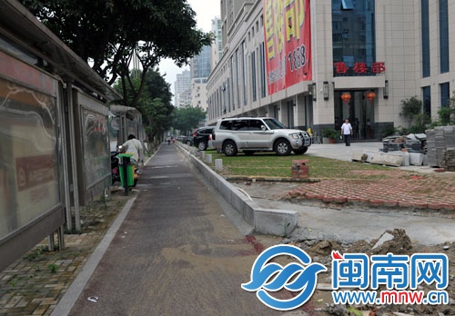 市区刺桐北路国贸·凯旋门段,路边建了停车场