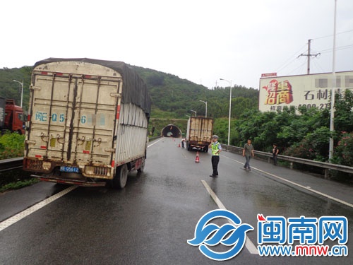 紧急避让时急刹，两小货车追尾