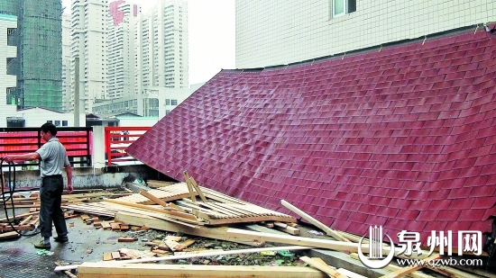 执法人员组织拆除万安街道武夷花苑一业主在露台违建