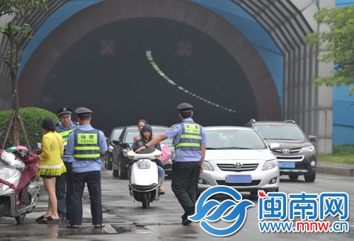 民警对进入大坪山隧道的非机动车辆驾驶者进行教育