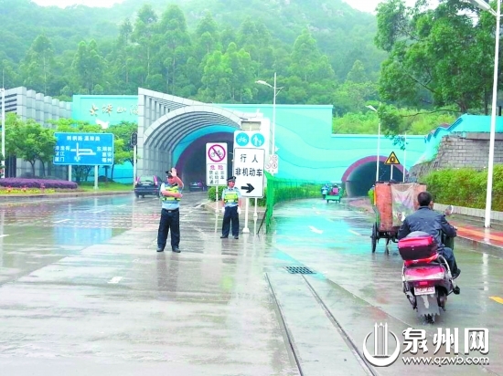 民警在大坪山隧道口引导交通